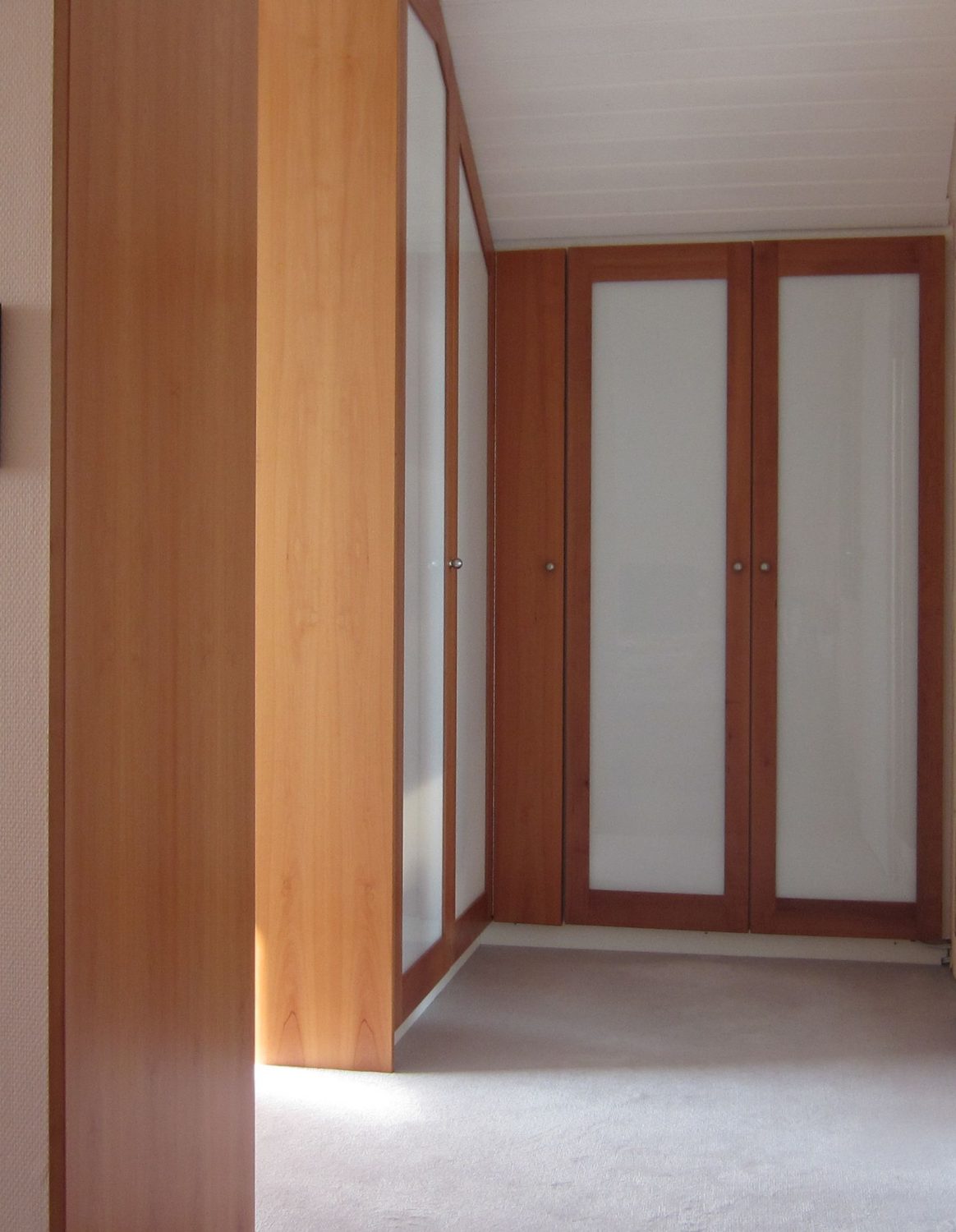 Schlafzimmerschrank - Schreinerei Wohlschiess